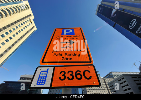 Unbebautes Grundstück und Parkplatz, Schild, Türme, Hochhäuser, moderne Architektur, Financial District, Dubai, Vereinigte Arabische Emirate Stockfoto