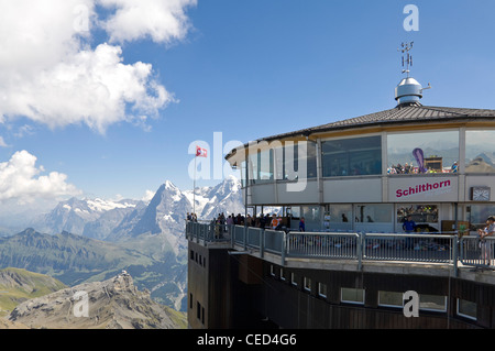 Horizontalen Blick von der Aussichtsplattform auf dem Gipfel des Schilthorn, fast 3000m über dem Meeresspiegel, an einem schönen Tag löschen Stockfoto