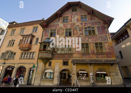 Horizontale Weitwinkelaufnahme des Haus Zum Ritter mit Vordergasse 65, mit seinen unverwechselbaren bemalte Fassade in Schaffhausen. Stockfoto