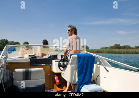 Horizontale Ansicht von einer Gruppe von Freunden entspannen und Sonnenbaden am Bug ein Schnellboot an einem sonnigen Tag. Stockfoto