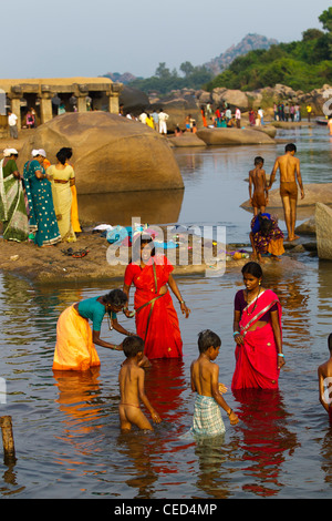 Aktivitäten am Tungabhadra Fluss, Menschen Baden im Fluss, in den frühen Morgenstunden, Hampi, Karnataka, Indien Stockfoto