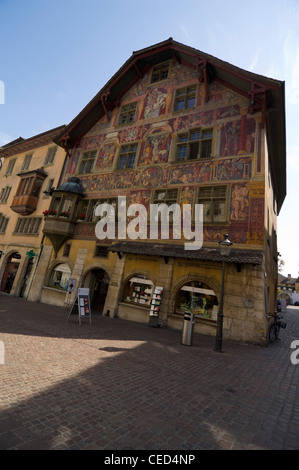 Vertikale Weitwinkelaufnahme des Haus Zum Ritter an der Vordergasse 65, markante Architektur in Schaffhausen an einem sonnigen Tag. Stockfoto