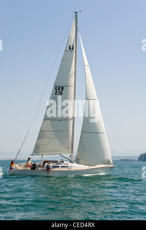 Horizontale Ansicht einer Yacht segeln entlang dem Bodensee an einem sonnigen Tag. Stockfoto