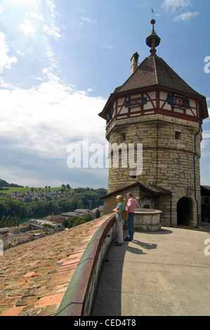 Vertikale Weitwinkel der alten Canton-Festung Munot, mit Touristen genießen die Aussicht über Schaffhausen an einem sonnigen Tag Stockfoto