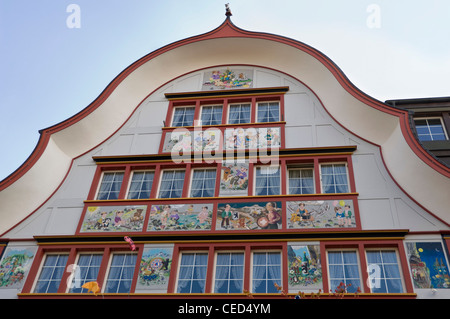 Horizontale Nahaufnahme von Bazar Hersche Haus auf Poststrasse in Appenzell an einem sonnigen Tag. Stockfoto