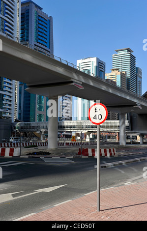 U-Bahn-Linie der RTA, moderne Architektur, Financial District, Sheikh Zayed Road, Dubai, Vereinigte Arabische Emirate, Naher Osten Stockfoto