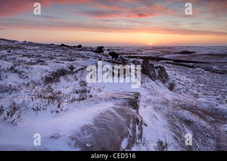 Eine knackige Winter Sonnenaufgang über Nidderdale aus High Crag Ridge in der Nähe von Pateley Bridge und Gewächshäuser in Yorkshire, England Stockfoto