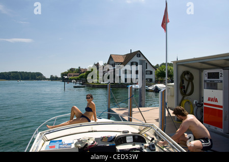 Horizontale Ansicht ein Schnellboot, gefüllt mit Kraftstoff an der Tankstelle am See an einem sonnigen Tag. Stockfoto