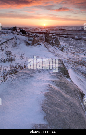 Eine knackige Winter Sonnenaufgang über Nidderdale aus High Crag Ridge in der Nähe von Pateley Bridge und Gewächshäuser in Yorkshire, England Stockfoto