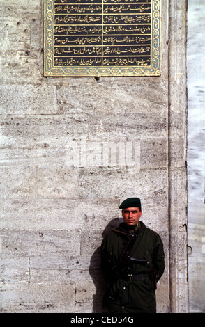 Ein Gendarmerieoffizier mit einem MP5 steht am kaiserlichen Haupttor des Topkapı-Palastmuseums oder des Seraglio, der im 15th. Jahrhundert als Hauptwohnsitz und Verwaltungssitz der osmanischen Sultane in Istanbul diente.Türkei Stockfoto