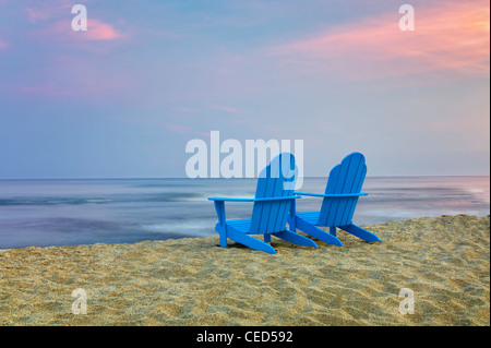 Zwei Adirondack Stühle am Strand. Hawaii, Big Island Stockfoto