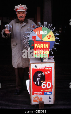 Ein Hausierer Verkauf von Lotterielosen im Stadtteil Sultanahmet Istanbul Türkei Stockfoto