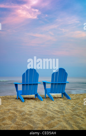 Zwei Adirondack Stühle am Strand. Hawaii, Big Island Stockfoto