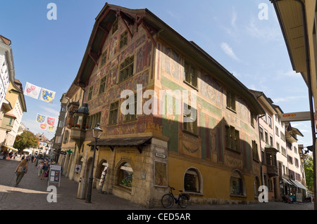 Horizontalen Weitwinkel von Haus Zum Ritter an der Vordergasse 65, malte ein unverwechselbares Haus in Schaffhausen an einem sonnigen Tag. Stockfoto