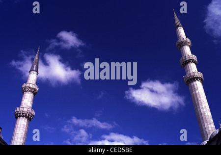 Minarette der Nuruosmaniye Camii Osmanische Moschee befindet sich im Stadtteil Cemberlitas von Fatih Bezirk in Istanbul, Türkei Stockfoto