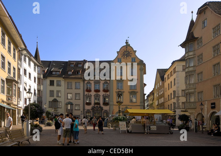 Horizontalen Weitwinkel Fronwagturm und Herrenstube Häuser, markante Architektur in Schaffhausen an einem sonnigen Tag. Stockfoto