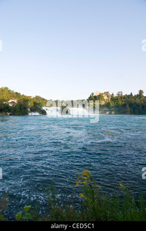 Vertikale Weitwinkel des Rheinfall, AKA Rhein fällt oder des Rheinfalls in Neuhausen in der Nähe von Schaffhausen an einem sonnigen Tag. Stockfoto