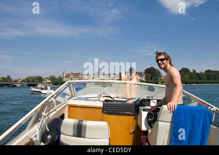 Horizontale Ansicht von einer Gruppe von Freunden entspannen an Bord einer privaten Schnellboot an einem sonnigen Tag. Stockfoto