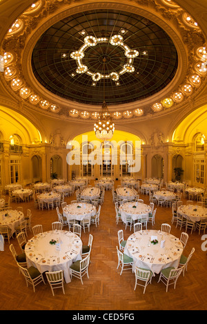 Berlioz-Lounge von Vichy Opera vorbereitet für einen Empfang (Convention Centre - Vichy - Allier - Auvergne - Frankreich). Stockfoto