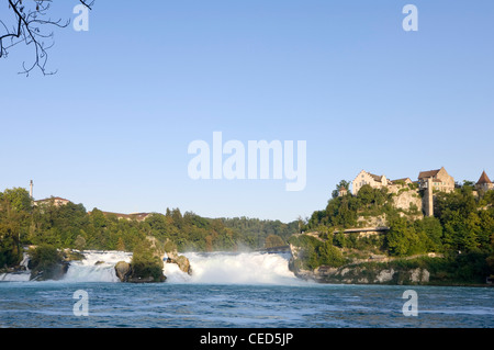 Horizontalen Weitwinkel des Rheinfall, AKA Rhein fällt oder des Rheinfalls in Neuhausen in der Nähe von Schaffhausen an einem sonnigen Tag. Stockfoto