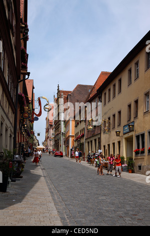 Die alte Straße Obere Schmiedgasse in mittelalterlichen Stadt Rothenburg Ob der Tauber, Franken, Bayern, Deutschland, an einem sonnigen Sommertag Stockfoto