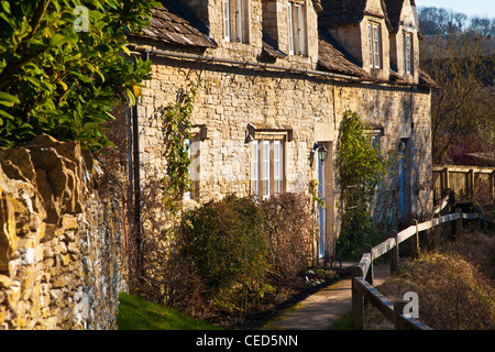 Eine Reihe von Cotswold Steinhütten auf einem Wanderweg in das Dorf Slaughterford, Wiltshire, England, UK Stockfoto