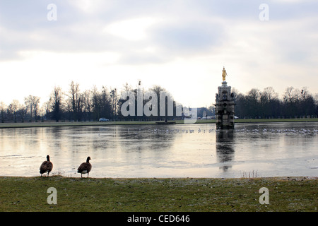 Der Diana-Brunnen Teich im Winter eingefroren. Bushy Park Hampton SW London England UK Stockfoto