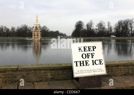 Neben dem Eis - der Diana-Brunnen Teich im Winter gefroren halten. Bushy Park Hampton SW London England UK Stockfoto