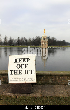 Neben dem Eis - der Diana-Brunnen Teich im Winter gefroren halten. Bushy Park Hampton SW London England UK Stockfoto