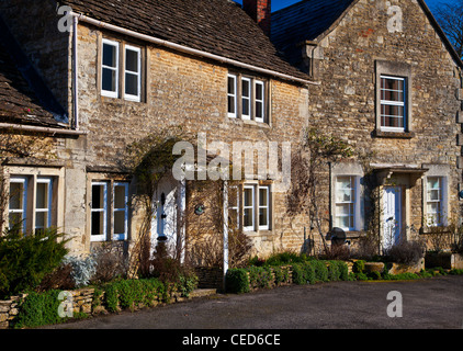 Typische traditionelle Cotswold Steinhütten in englischen Dorf Biddestone, Wiltshire, England, Großbritannien Stockfoto