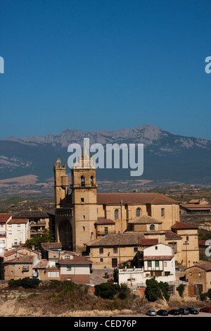 Das Dorf Elciego, in das Weinanbaugebiet Rioja, die Kirche von San Andres. Stockfoto