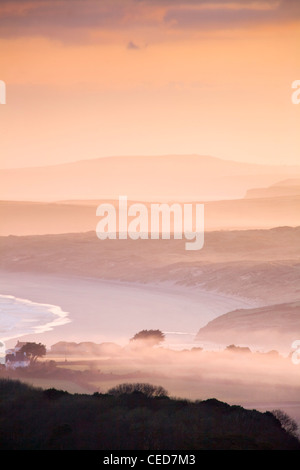 Misty Morning vom Trencrom Hügel; Blick in Richtung St Ives Bay; Cornwall; UK Stockfoto