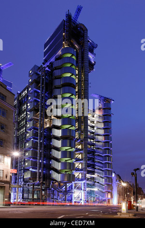 Moderne Architektur in der Abenddämmerung, Lloyds, Lloyds Building, Tower vom Architekten Richard Rogers, City of London, London, England Stockfoto