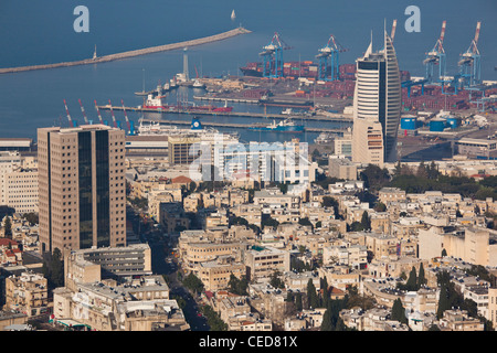 Israel, Nordküste, Haifa, erhöhte Aussicht auf die Innenstadt von Carmel entfernt, am späten Nachmittag Stockfoto