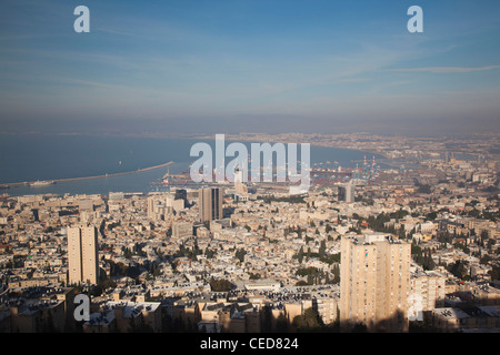 Israel, Nordküste, Haifa, erhöhte Aussicht auf die Innenstadt von Carmel entfernt, am späten Nachmittag Stockfoto