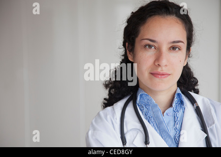 Ernsthafte Hispanic Arzt im Laborkittel Stockfoto