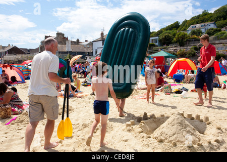 Die Cobb Gate Fish Bar und im Rock Point Inn bei Lyme Regis, Dorset, England. Stockfoto