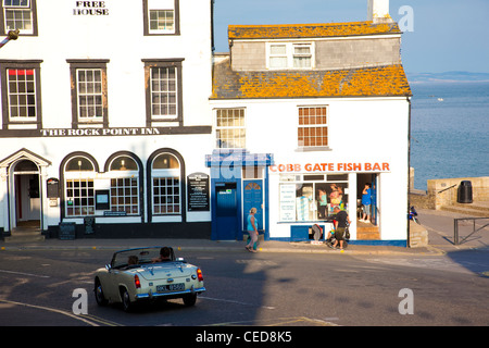 Die Cobb Gate Fish Bar und im Rock Point Inn bei Lyme Regis, Dorset, England. Stockfoto