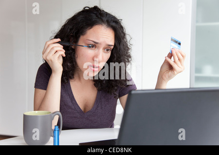 Hispanic Frau aufstellen auf machen, Kaffee trinken und mit laptop Stockfoto