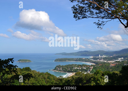 Blick auf die Buchten von Kata Beach und Karon, Phuket, Südthailand, Thailand, Südostasien Stockfoto