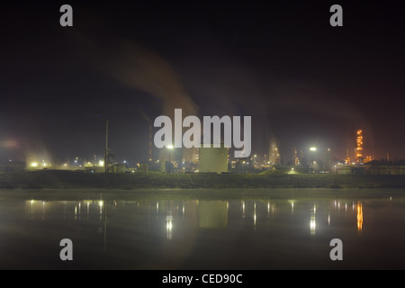 Luft- und Wasserverschmutzung durch Öl-Raffinerie Stockfoto