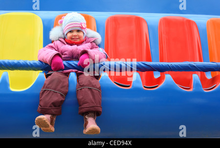 kleines Mädchen auf Karussell Stockfoto