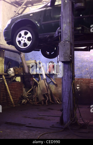 Auto auf Hebebühne in alte Werkstatt Stockfotografie - Alamy