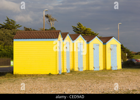 Strandhütte in Littlehampton, Sussex an der Küste Stockfoto