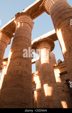 Spalten von der großen Säulenhalle im Bezirk von Amun-Re Tempelkomplex von Karnak, Luxor Stockfoto