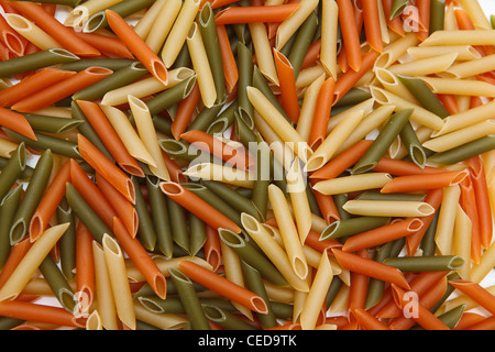 Bunte trocken Makkaroni im Hintergrund Stockfoto