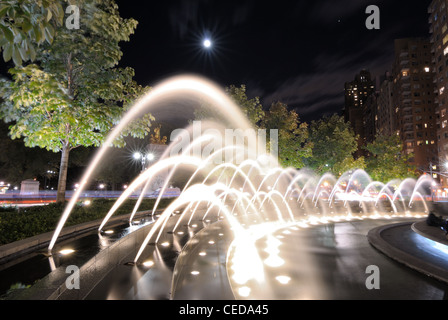 Spray auf den Brunnen am Columbus Circle in New York City. Stockfoto