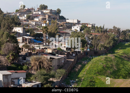 San Ysidro, Kalifornien - ein Stadtteil in Tijuana, Mexiko, hinter dem Zaun, der den Vereinigten Staaten und Mexiko trennt. Stockfoto