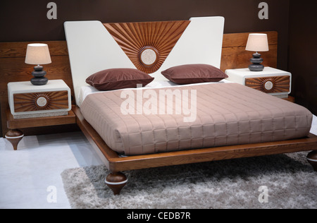 Moderne Holz braun Schlafzimmer mit Lampen