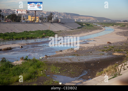 Die verschmutzten Tijuana-Flusses, wie es betritt den Vereinigten Staaten von Mexiko Stockfoto